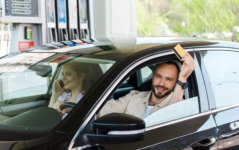 A imagem mostra um cliente dando um feedback positivo ao posto de gasolina.