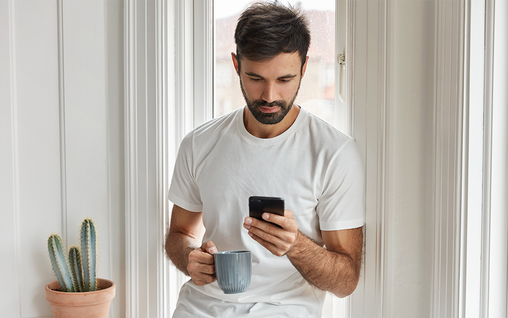 Imagem de um gestor de posto de combustível, realizando sua gestão à distância por meio do POSTOGESTOR.