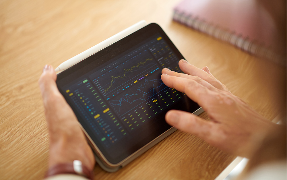 Imagem de um gestor de posto de combustível organizando sua gestão financeira.