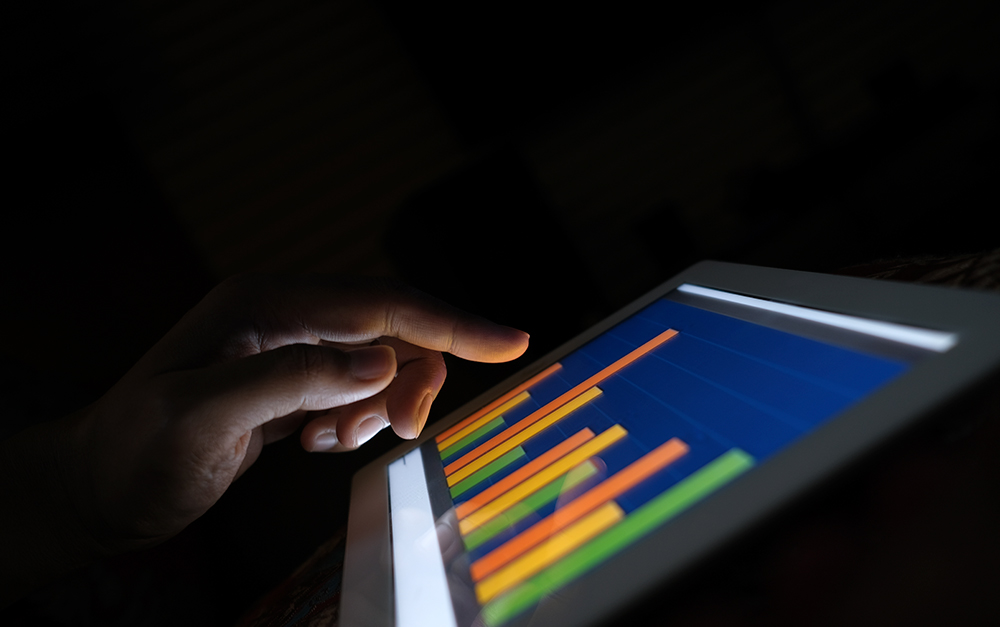 Imagem de um gestor utilizando os dados disponibilizados pelo POSTOGESTOR em sua gestão.