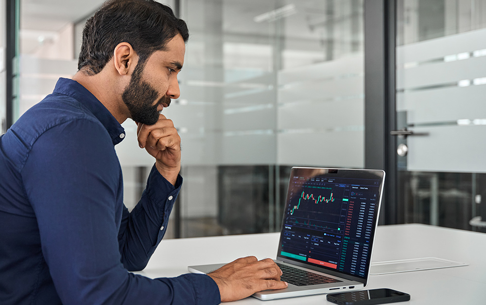 Gestor de um posto de combustível observando a margem de lucros aumentando e os custos reduzindo.