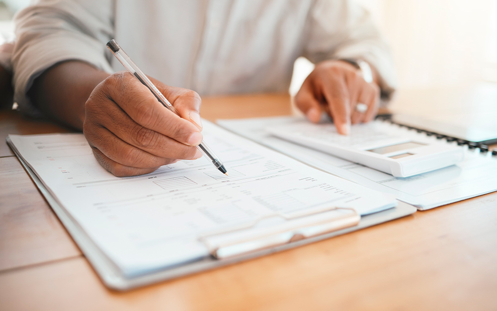 Imagem de um gestor de posto de combustível que ainda opera no modo manual.