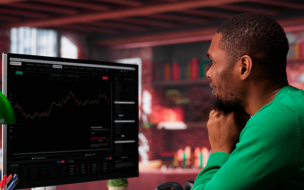 Imagem de um dono de postos de combustível utilizando um sistema de gestão.