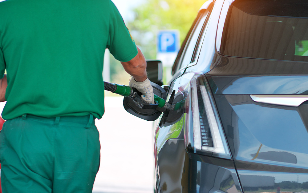 Imagem que mostra a importância de treinamento para frentistas em postos de combustíveis.